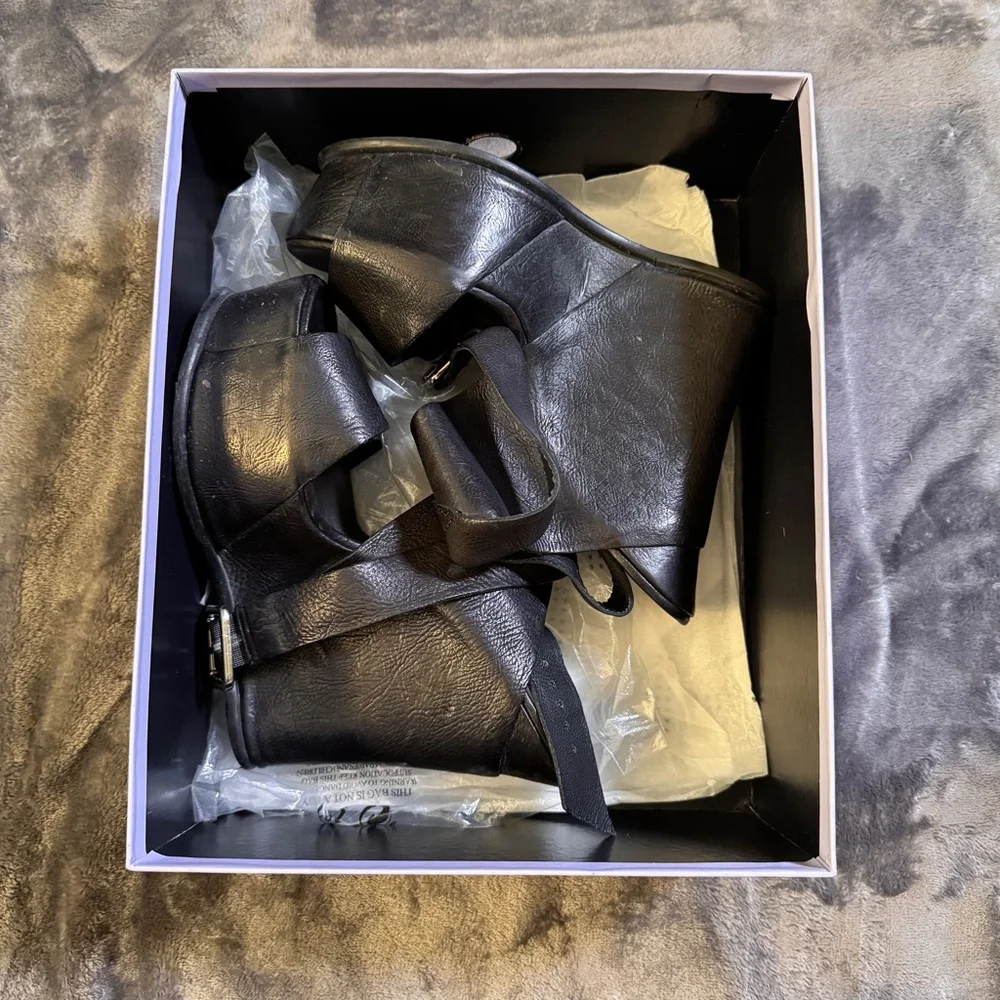 Vera Wang Lavender Label bold black